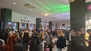 Масштабний збій у роботі “Укрзалізниці”: коли зникнуть величезні черги до кас