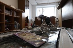 Киянка, чий будинок пошкодив дрон, поділилася порадами, як діяти під час атаки