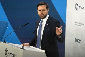 Венс уперше відповів на критику від свого двоюрідного брата, який воював за Україну