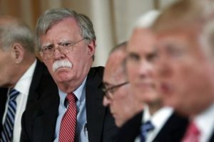 “Він легка здобич”: Болтон пояснив, чому Путін маніпулює Трампом