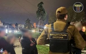 У Києві підлітки розважалися стріляниною в парку: фото