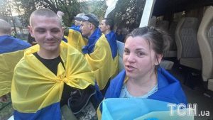 Мама і син зустрілися через три роки, повертаючись з російського полону: зворушливі фото