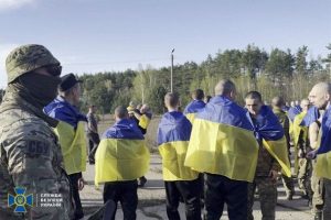 СБУ оприлюднила ексклюзивні кадри обміну полоненими напередодні Великодня: фото, відео