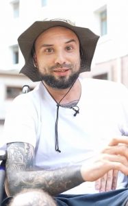 Зірка “Ліги Сміху” Розовий встав з крісла колісного і зробив перші кроки після поранення на фронті