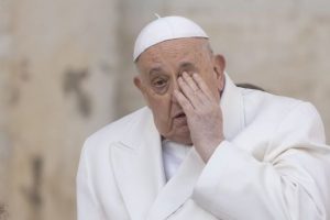 Папа Франциск допомагав постачати зброю Україні — архімандрит Говорун