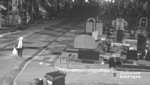 Поліція розшукала жінку, яка пограбувала могилу оборонця “Азовсталі” “Грінки”: ким вона виявилася