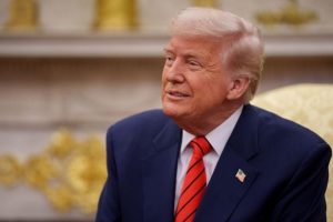 Трамп на шляху до історичного краху через свою політику — ексрадник Клінтона