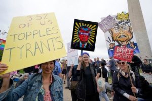 Америка вибухнула масовими протестами проти Трампа: відео