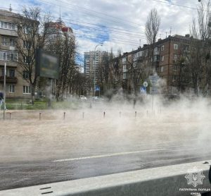 У столиці переходи метро заливало окропом: реакція “Київтеплоенерго” (відео)