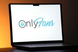 Скільки заробляють українські моделі OnlyFans: дані податкової