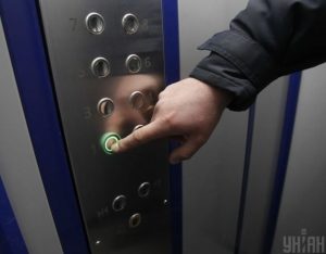 У багатоповерхівці Києва обірвався ліфт з людиною всередині: що відомо
