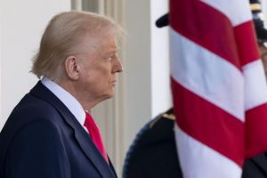 Трамп відповів, чи запровадить нові санкції проти Росії після удару по Сумах