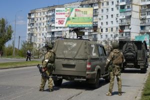 Окупанти відмовляються від мобільних телефонів: у чому причина