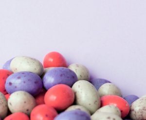 Жінка надіслала “отруєні великодні яйця” сім’ї екса заради помсти: помер 7-річний хлопчик