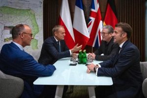Макрон з низкою європейських лідерів їде до України