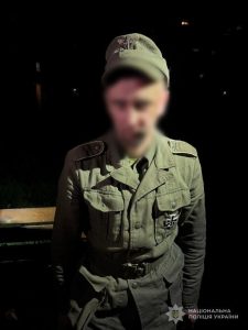 У Запоріжжі чоловік в нацистському однострої привернув увагу поліції: що знайшли у нього вдома