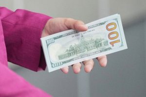 Що буде з доларом у травні: прогноз банкіра