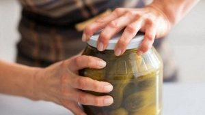 Як відкрити банку з тугою кришкою: три найкращі методи, які реально працюють