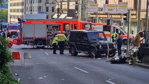 Mercedes-“гелік” влетів у групу людей біля метро в центрі міста