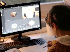 Батьки школярів матимуть право працювати дистанційно за однієї умови — указ Зеленського