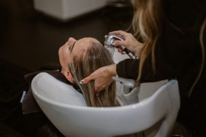 Як правильно фарбувати волосся — на чисту чи брудну голову: що про це кажуть експерти