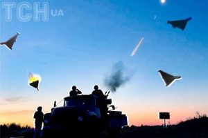 Атака безпілотників на Київ: в одному з районів уламки дрона пошкодили вікна будинків та автівки