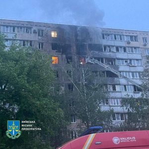 Який вигляд має квартира у Києві, де через обстріл РФ загинули мати й син: моторошні кадри