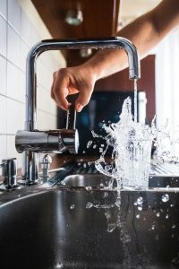 Як в домашніх умовах очистити воду з-під крана без фільтрів: буде чистішою за артезіанську — бабусин метод