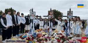Останній дзвоник лунав на кладовищі: як в Україні закінчився навчальний рік