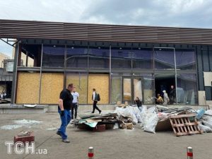 Вигоріли квартири та автівки: що відбувається у Києві після атаки