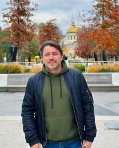 Сергій Притула замилував рідкісним фото з 70-річною мамою та зачарував їхньою схожістю