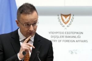Блокування вступу України до ЄС: Сіярто закликав Зеленського «змиритись»