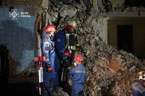 У Києві зросла кількість жертв російського удару по житловому будинку — ДСНС (фото)