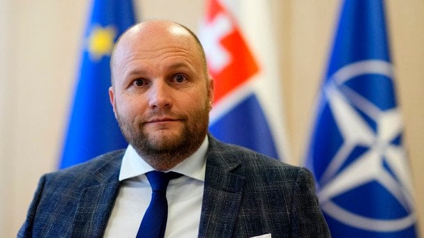 Ексміністра оборони Словаччини можуть заарештувати через допомогу Україні