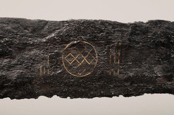 У річці знайшли 1000-літній меч з духовними символами