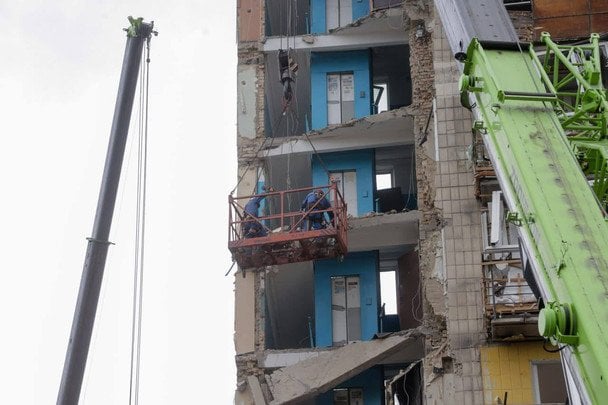 “Відкриваємо двері, а нема куди вибігати”:  сім’я дивом вижила у зруйнованому під’їзді в Києві