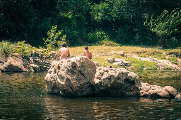 Яка мінімальна температура води річки, в які можна купатися — щоб не застудитися