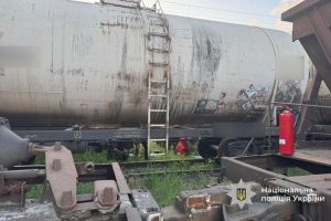 На даху вагона-цистерни 13-річний підліток отримав важку травму: фото