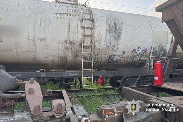 На даху вагона-цистерни 13-річний підліток отримав важку травму: фото