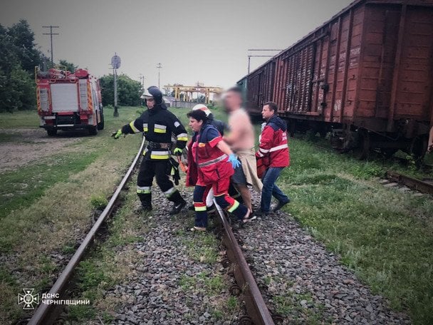 Знову лізуть на дах поїзда: на Чернігівщині струмом вдарило двох 12-річних хлопчаків