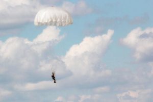 Жінка загинула під час стрибка з парашутом, який їй подарував чоловік