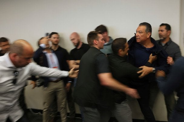 Протести в Лос-Анджелесі: американського сенатора закували в кайданки