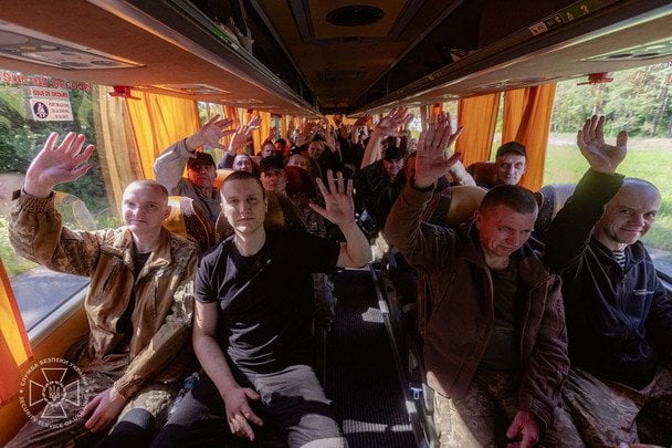 Новий обмін полоненими: СБУ показала ексклюзивні кадри повернення захисників