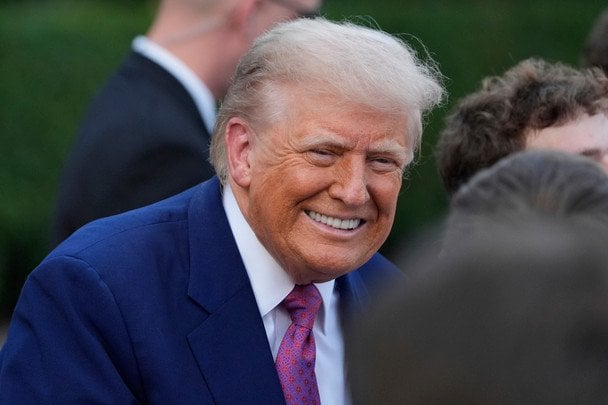 Трампофон: у США запускають “золотий” смартфон та нового мобільного оператора
