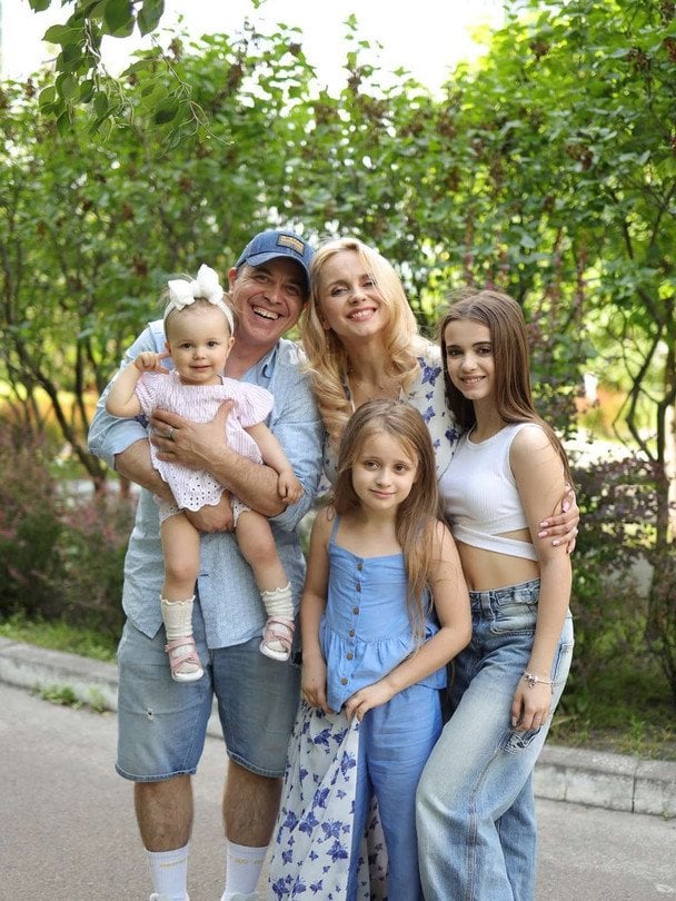 Лілія Ребрик зворушила, як провела червень з чоловіком і трьома дітьми: “Воєнне літо”