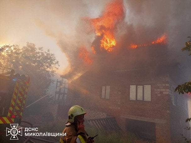 У Миколаєві масштабні пожежі: десятки загорань і пошкоджені будинки через шалений вітер
